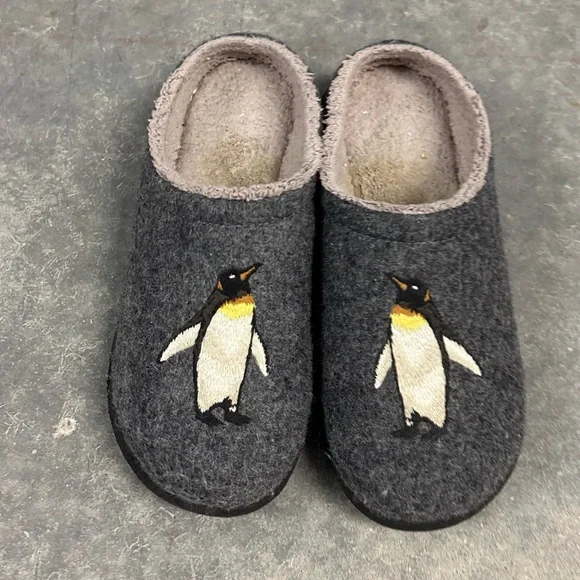 LL Bean Women s 8M Gray Penguin Wool Slippers Fleece Lined Daybreak Scuffs 8